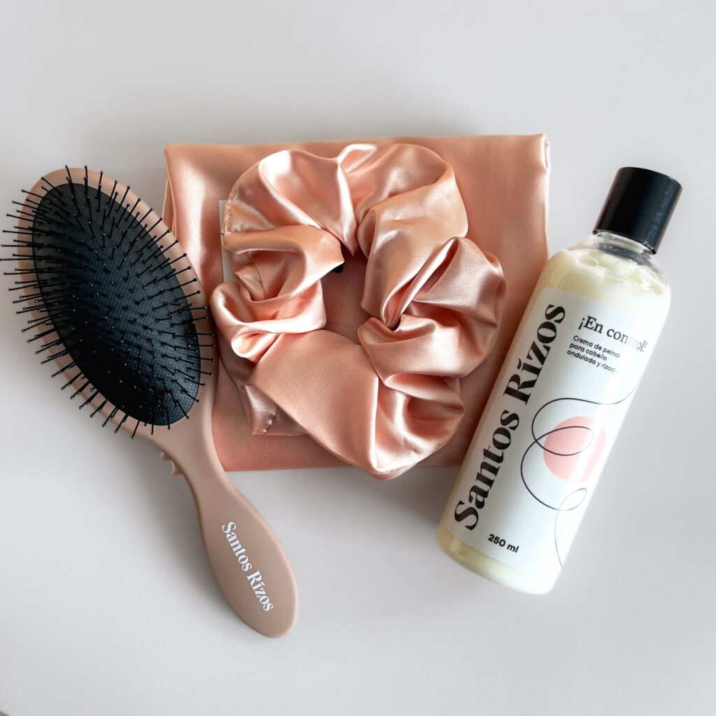 Cepillo Wet brush y crema de peinar santos rizos